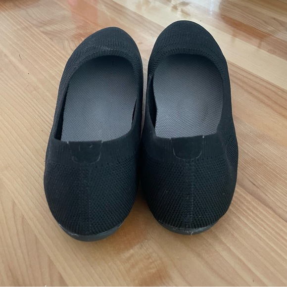 Hey Folks slip on shoes size 8 that are machine washable. - Picture 3 of 4
